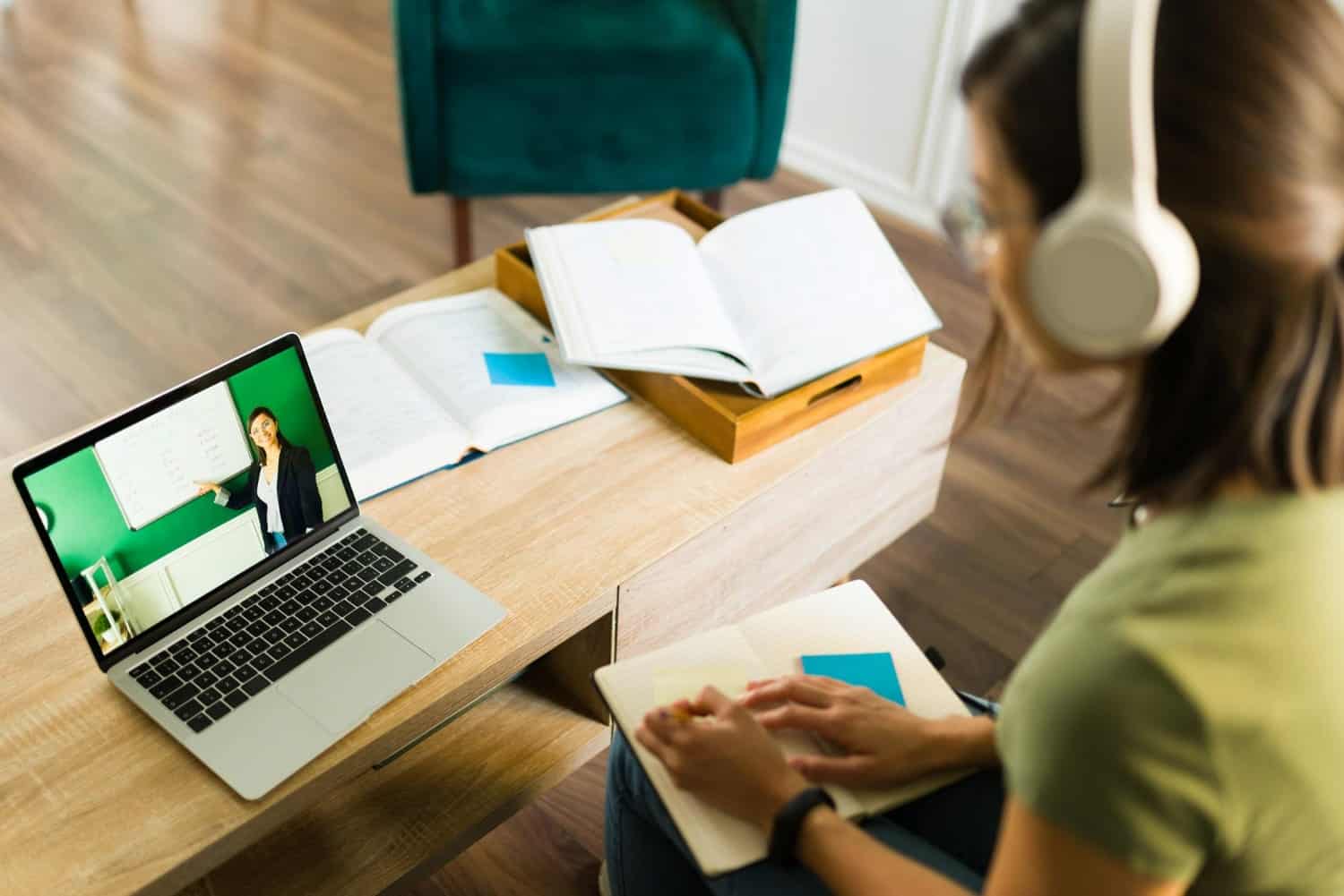 Femeie la laptop, invatare individuala