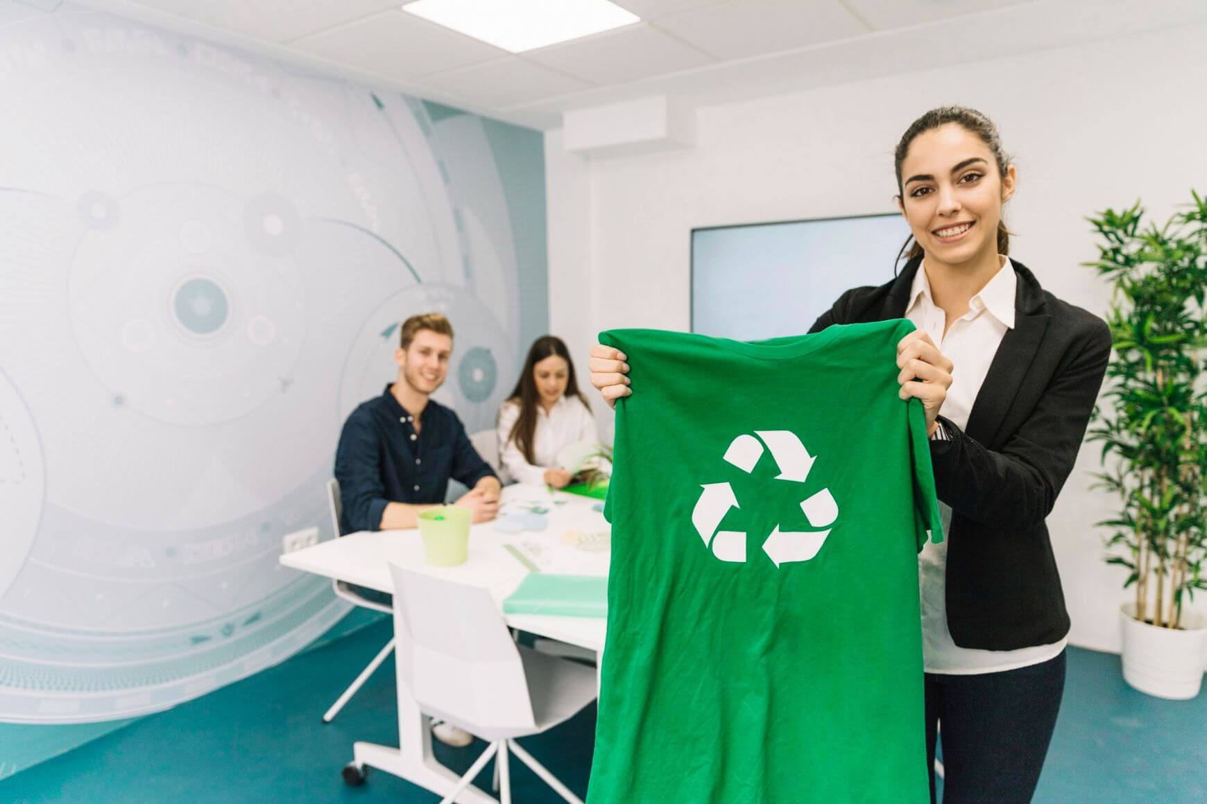 Tricou cu sombolul reciclarii